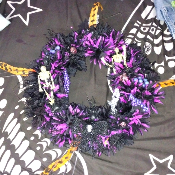 Spooky Wreath & Hanger - Picture 1 of 10